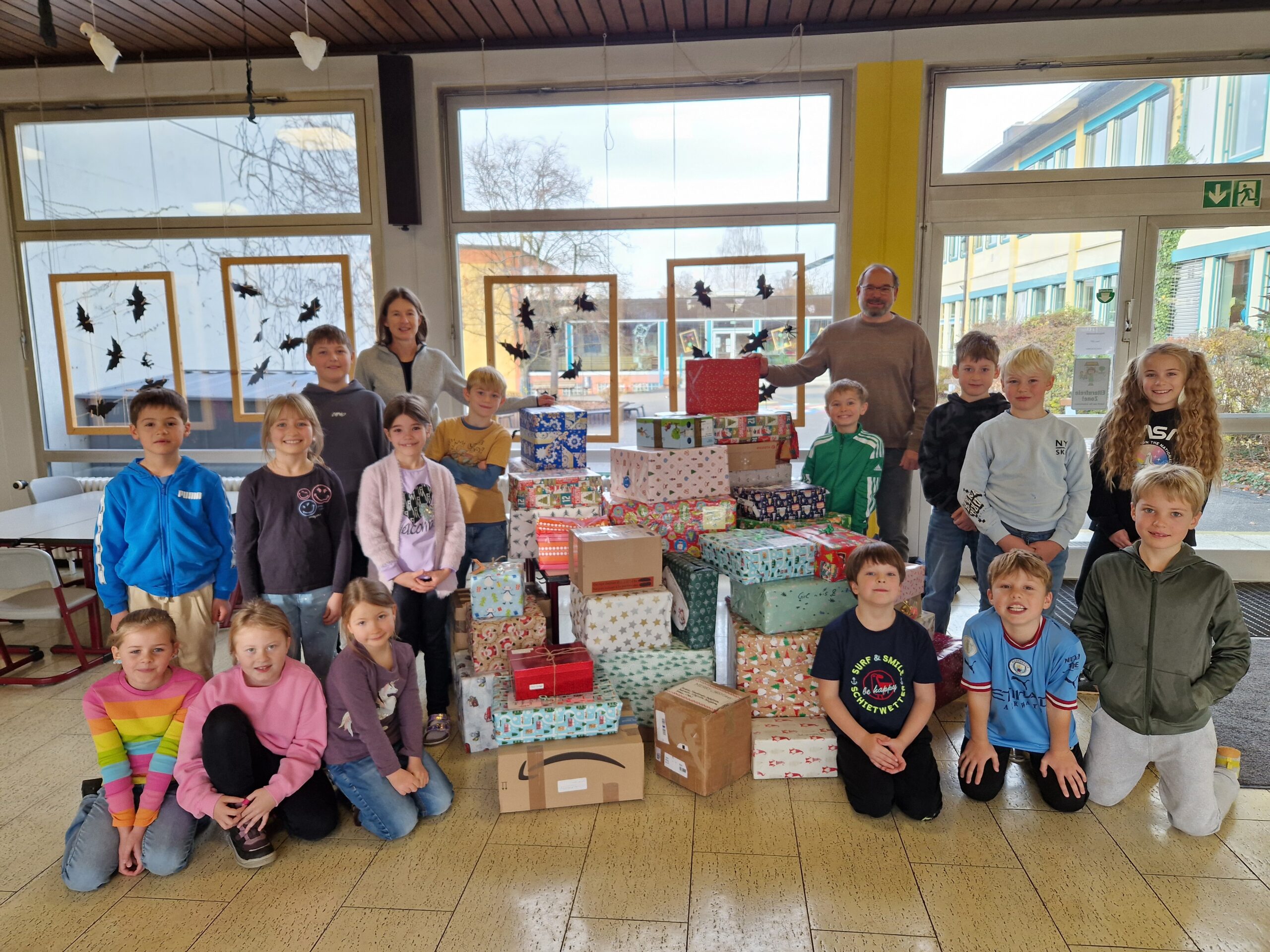 Auf dem Bild sind bunte Schulrucksäcke zu sehen.