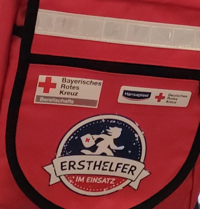 Auf dem Bild sind bunte Schulrucksäcke zu sehen.