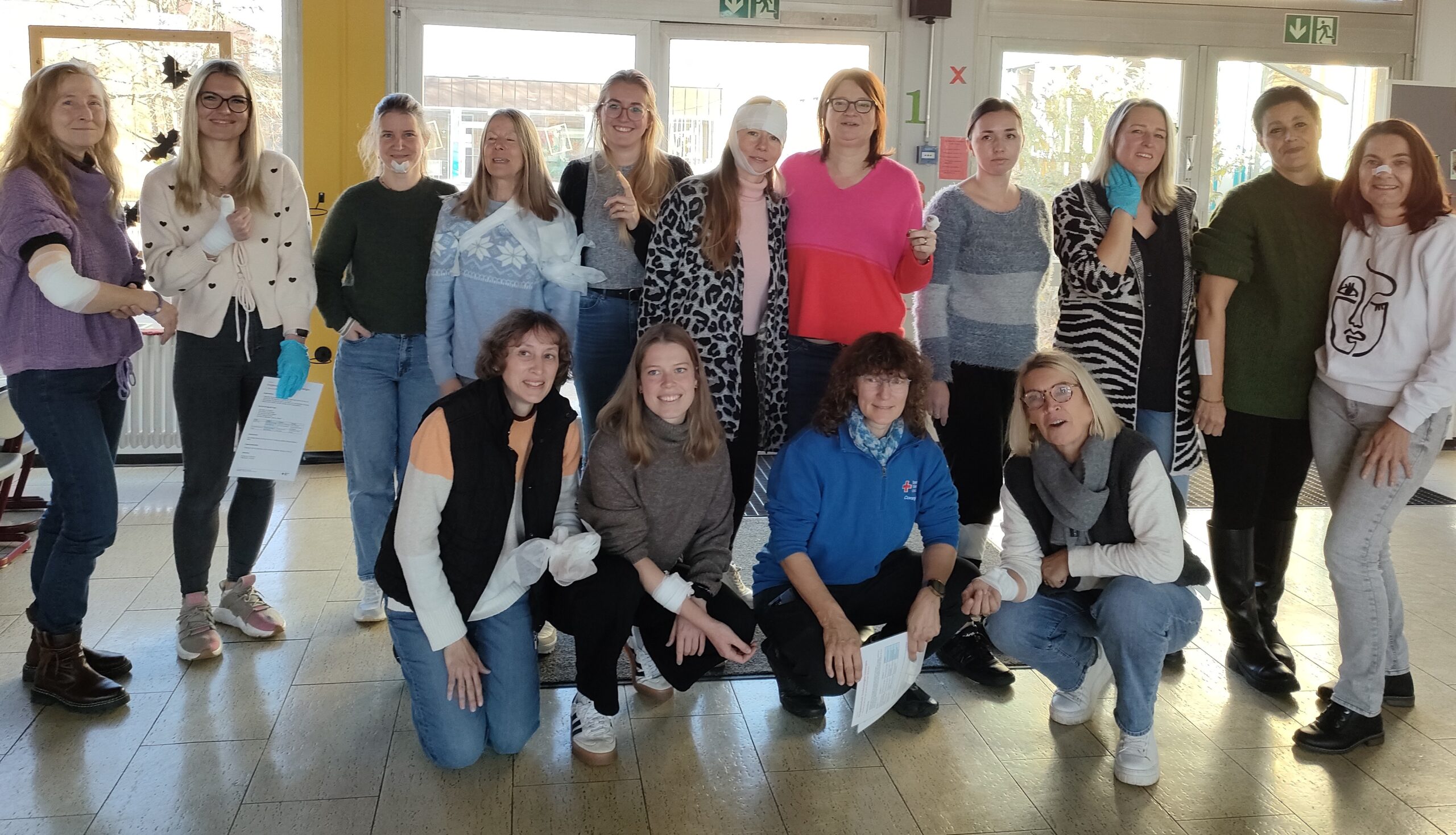 Auf dem Bild sind bunte Schulrucksäcke zu sehen.