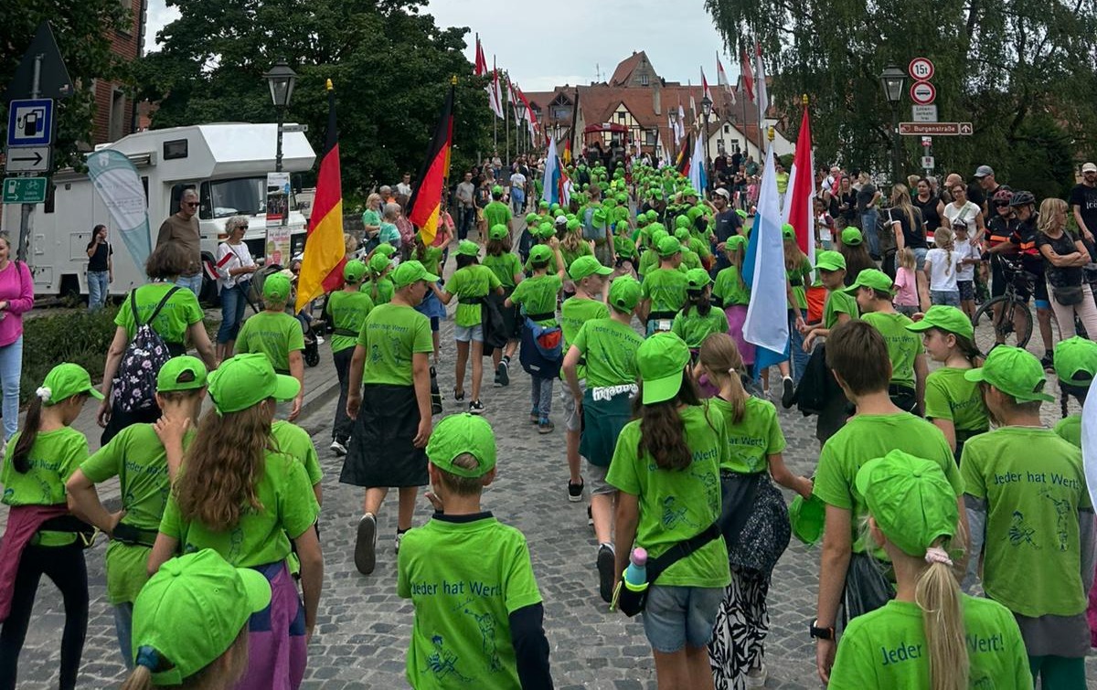 Auf dem Bild sind bunte Schulrucksäcke zu sehen.